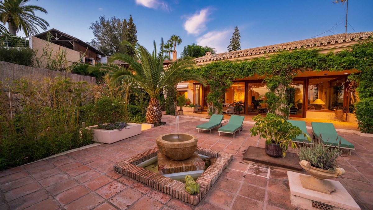 Urbanizacion el Rosario Villa | El Rosario 4 bedroom villa exquisite design 1300m2 plot with fully grown trees