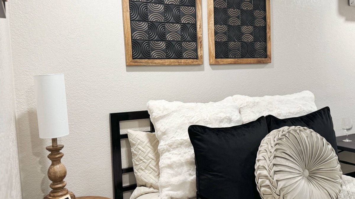 Eastern Division Apartment | El SOL room
