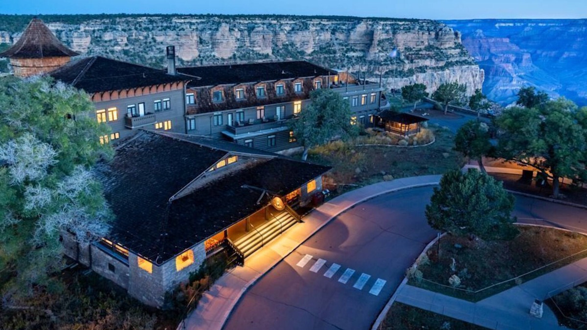 Grand Canyon Village Hotel | El Tovar - Inside the Park