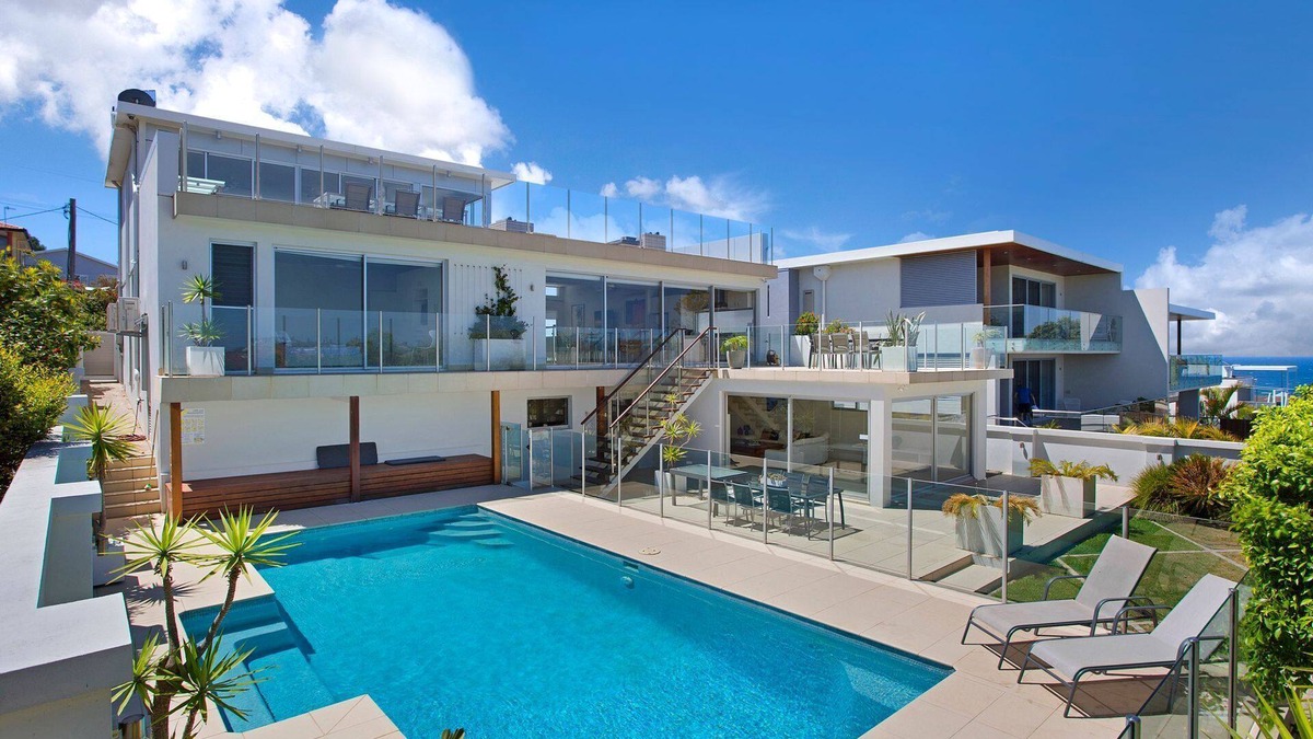 Wamberal House | ELANORA - SOLAR HEATED POOL, 6 BEDROOMS, 4 Bathrooms, 100m Beach, Sleeps 16