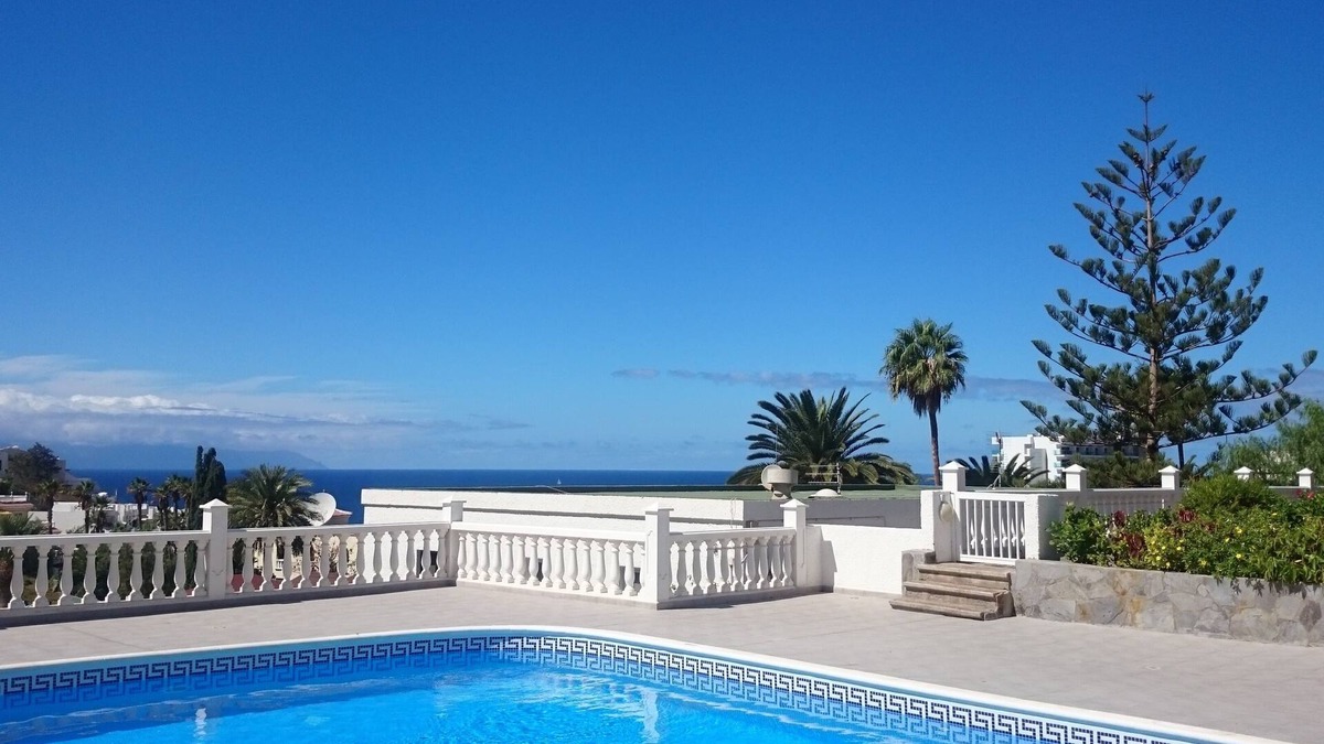 Los Gigantes Apartment | Elegant 2 BDR apt with freeWIFI, Terrace, Panoramic views, pool, modern upgrades