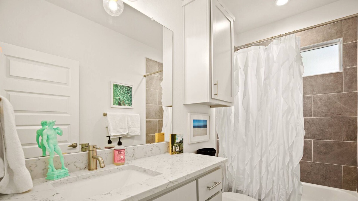 South Manchaca House | Electric Pink Palace ATX - less than 5 miles to DT