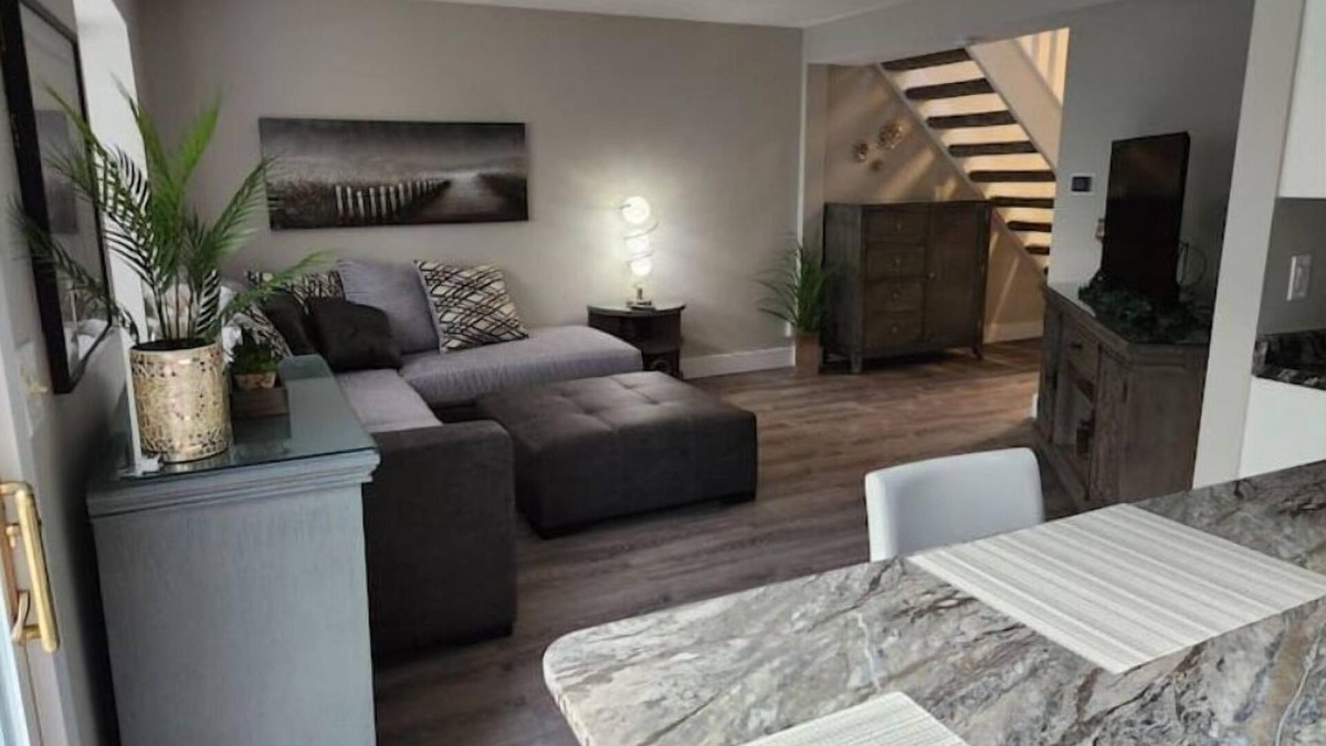 Oakbrook Condo | Elegance at its Best!