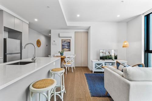 Preston Apartment | Elegant 1-Bed by Shops with Rooftop Swimming Pool
