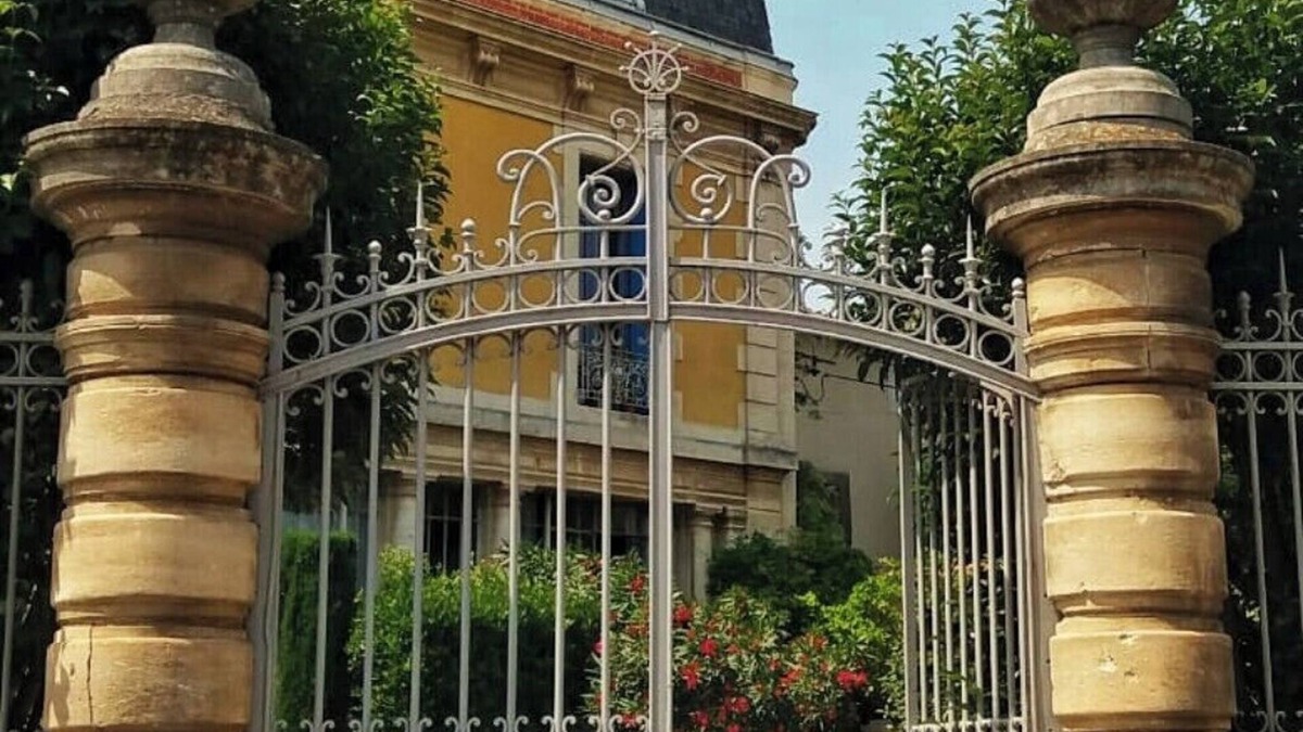 Olonzac Apartment | Elegant 1 bed garden apartment in a Château near the Canal Du Midi at Homps !
