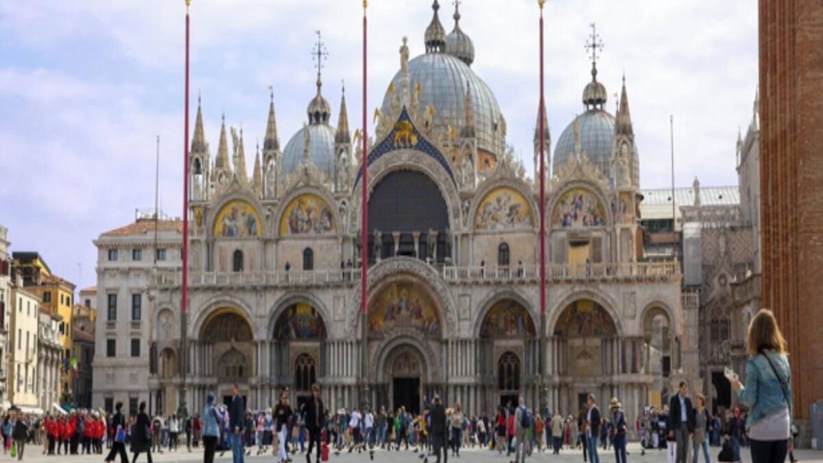 Dorsoduro Apartment | Elegant 15th Century Palazzo Apartment with Garden Views on the Grand Canal