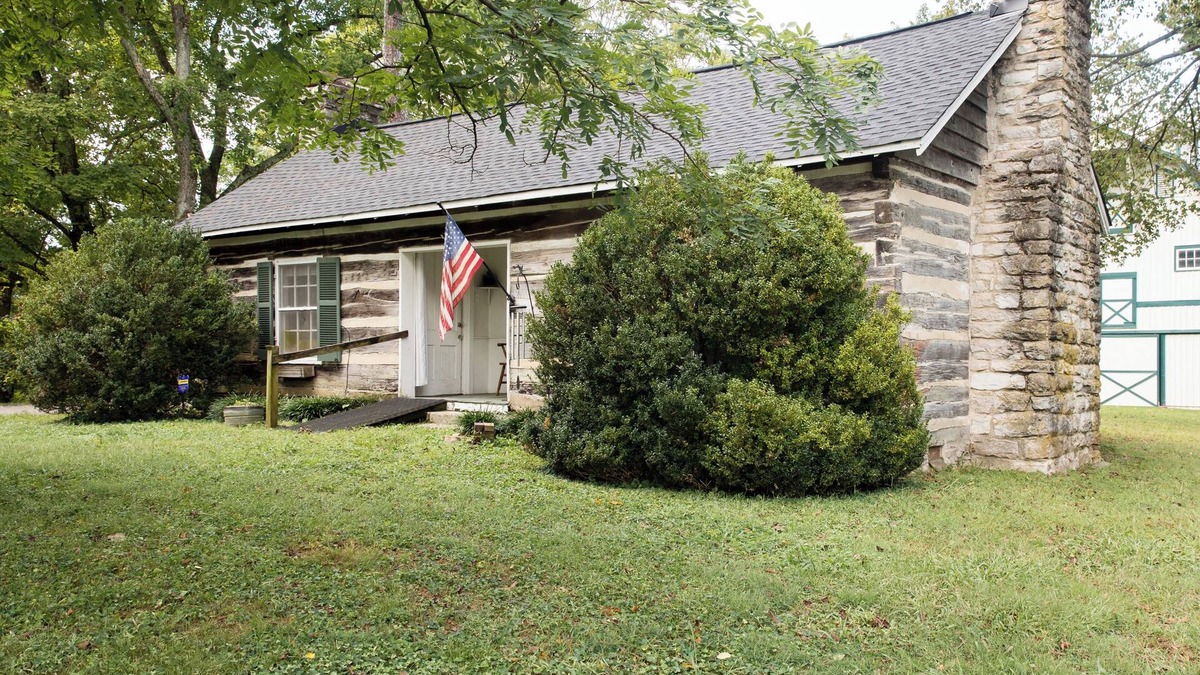 Franklin Cabin | Elegant 1800's cabin in charming downtown Franklin 25 min South of Nashville
