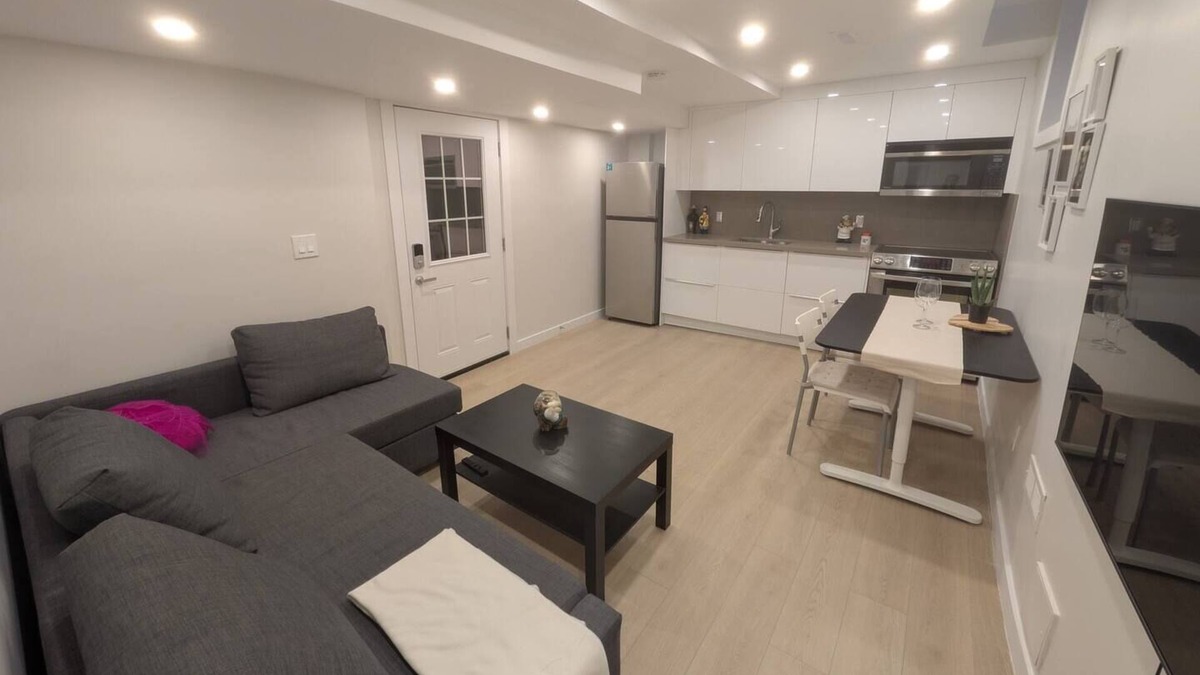 Richmond Hill House | Elegant 1BR Apartment w/Private Entrance & Parking