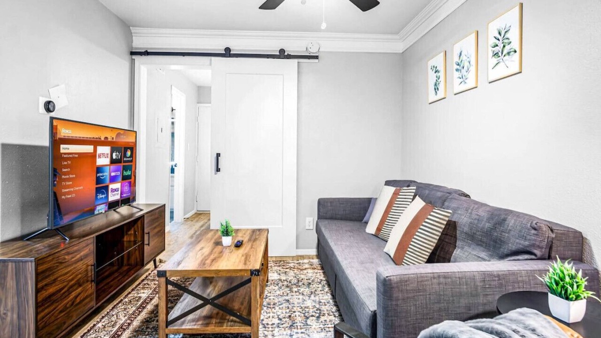 Brentwood Apartment | Elegant 1BR Haven - 10 Min to Downtown Austin