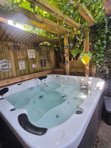 Liverpool House | Elegant 2 bed with hot tub and a host of amenities