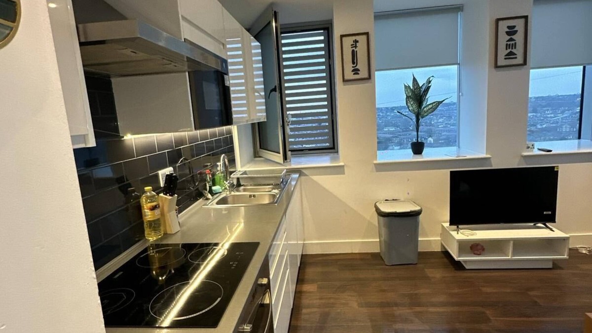 Collier's Wood Apartment | Elegant 2-bedroom retreat in London, complete with complimentary Wi-Fi.