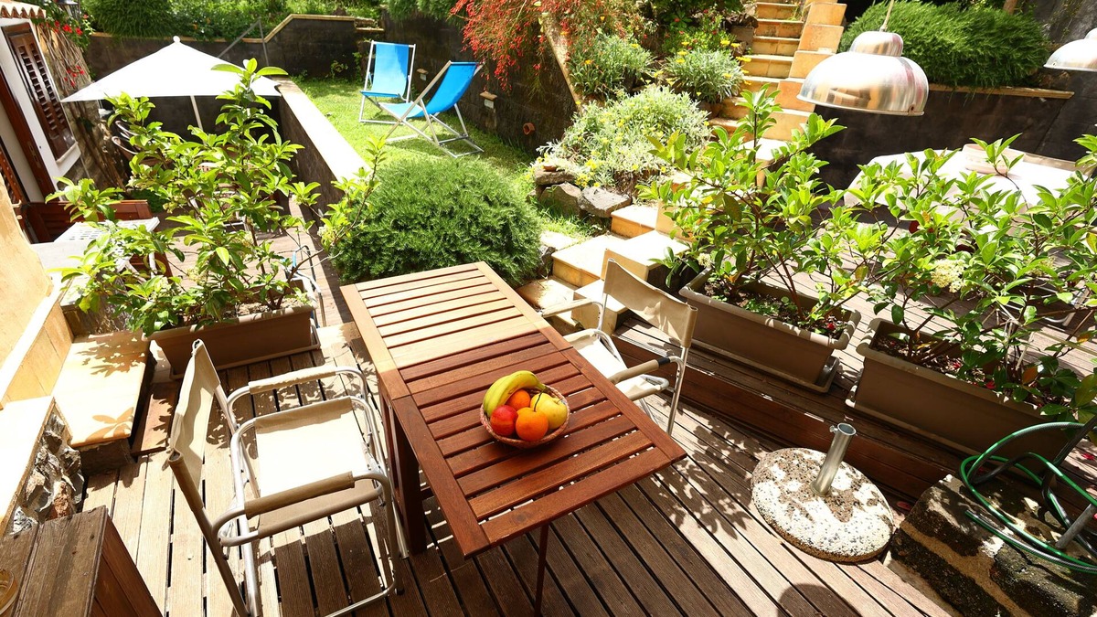 Ustica Apartment | Elegant 2-level furnished and air-conditioned apartment with garden