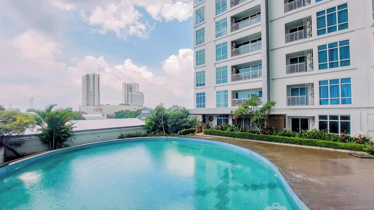Kesawan Apartment | Elegant 2BR Apartment at The Reiz Condominium Medan