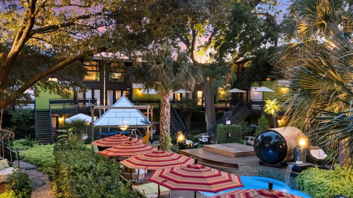 Old East Dallas Condo | Elegant 2BR condo with dual king suites, private patio, and access to resort-style pool and wellness amenities in Dallas’s coveted Lakewood neighborhood.