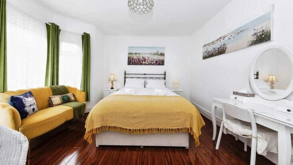 South Norwood House | Elegant 3-Bedroom London Home with Amenities