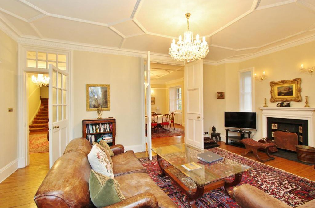 Old Town Apartment | Elegant 3-Bedroom Ramsay Garden Apartment in Edinburgh City Centre