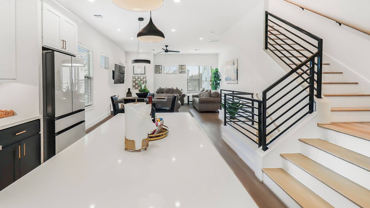 Northside Villa | Elegant 3-bedroom villa in Downtown Houston with WiFi, Board Games and Comfort