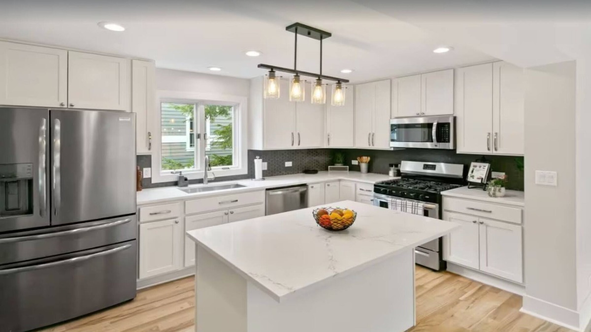 Libertyville House | Elegant 4-bedroom home with free parking