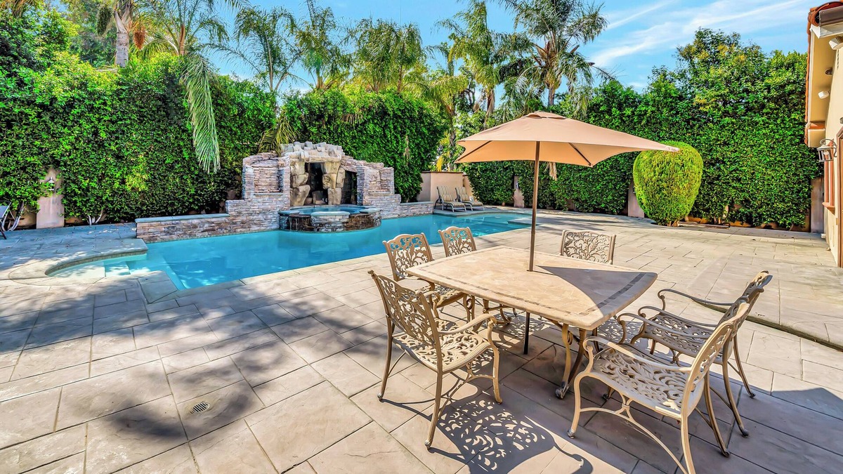 Tarzana House | Elegant 4BR Home w/Waterfall Pool, Spa & Fire Pit
