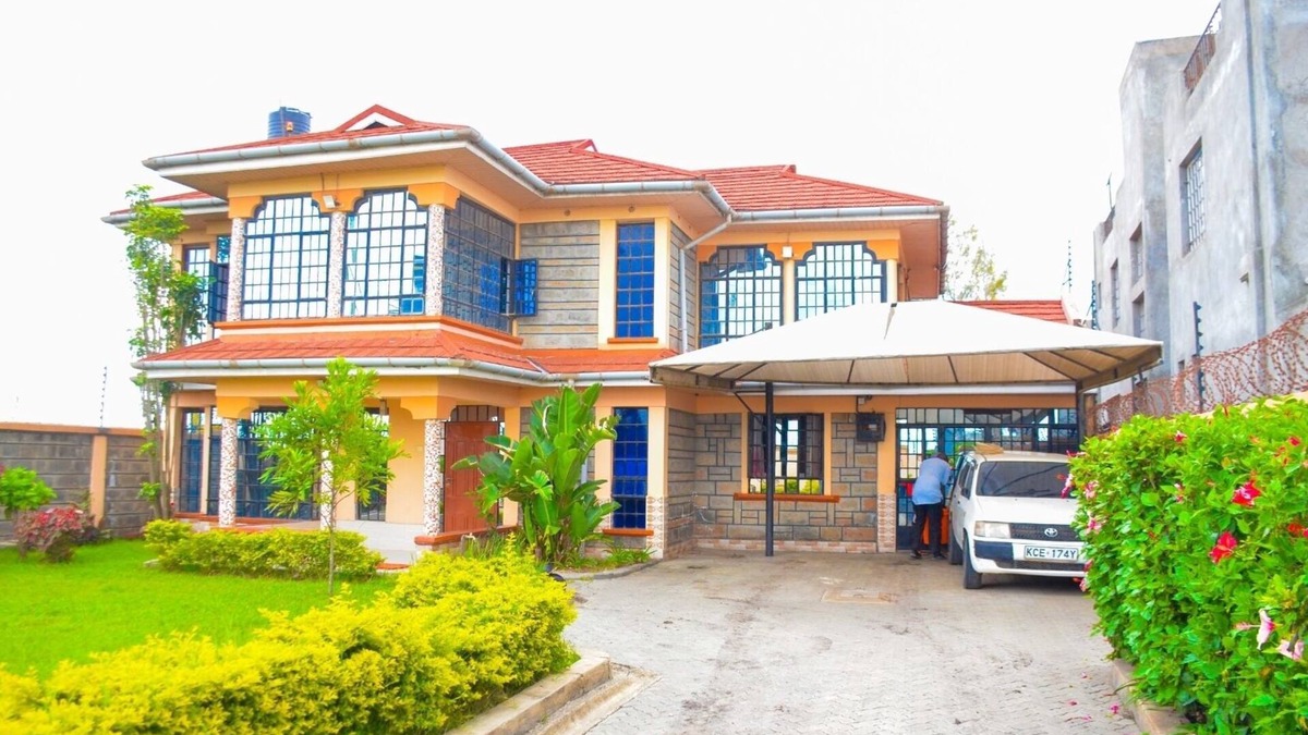 Central Business District House | Elegant Airport Mansion