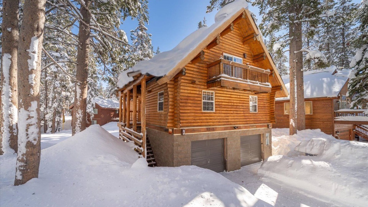 Serene Lakes House | Elegant and Spacious Log Cabin - walk to trails and beach, mins to Sugarbowl.