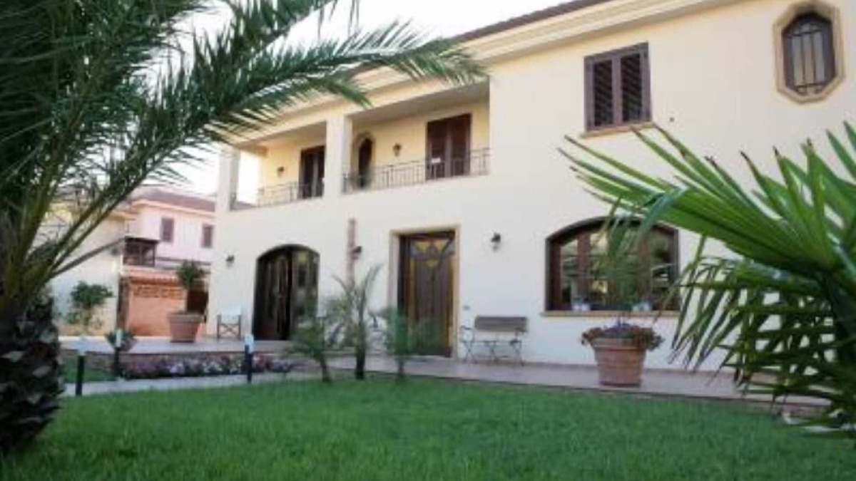 Isola delle Femmine Villa | Elegant apartment in a villa just steps from the beach