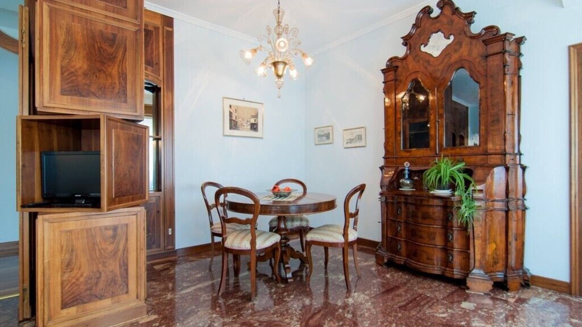 Dorsoduro Apartment | Elegant apartment canal view