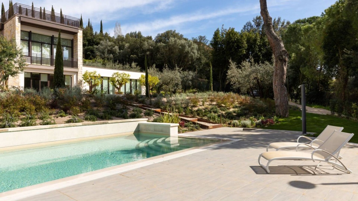 Perugia Apartment | Elegant apartment for two people, arranged on two levels and equipped with all comforts including a balcony and shower with chromotherapy. The apartment is located in a modern condominium complex with a shared swimming pool, which enjoys a pleasant view.