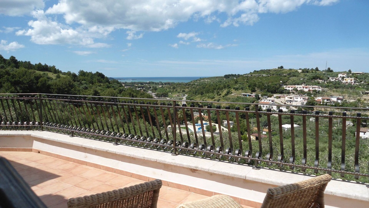 Defensola House | Elegant Apartment in Villa surrounded by greenery and panoramic views.
