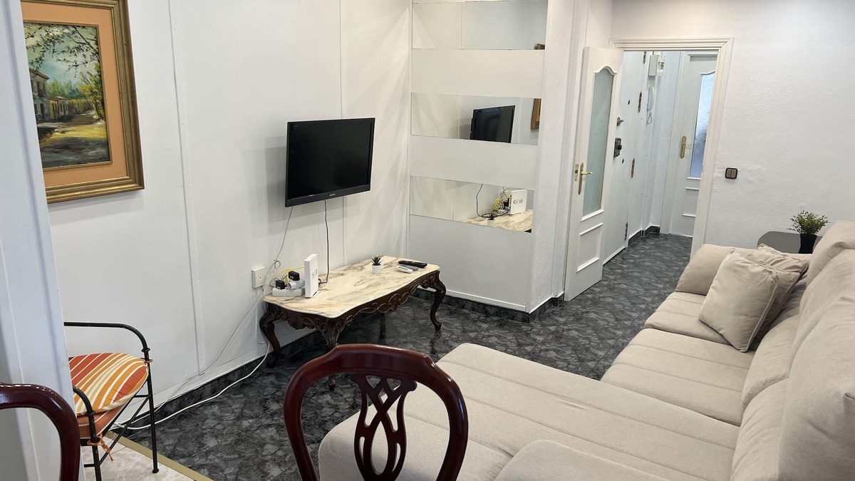 Pueblo Nuevo Apartment | Elegant Apartment near Ventas and Alcala with Wifi