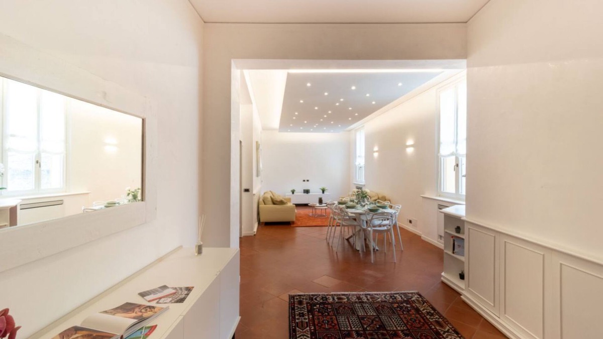 Old Town Apartment | Elegant apartment of 193 sqm located on the first floor of a vintage building with elevator (5 steps to access), able to accommodate up to 7 people.The accommodation is located near the city center of Mantua, in just 15 minutes walk you can reach all the