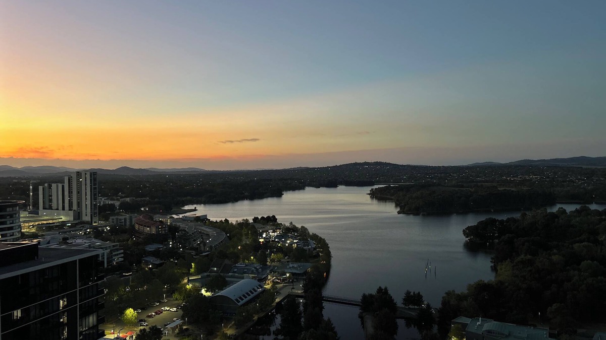 Bruce Apartment | Elegant apartment with Skyline views. 5 min to Canberra university