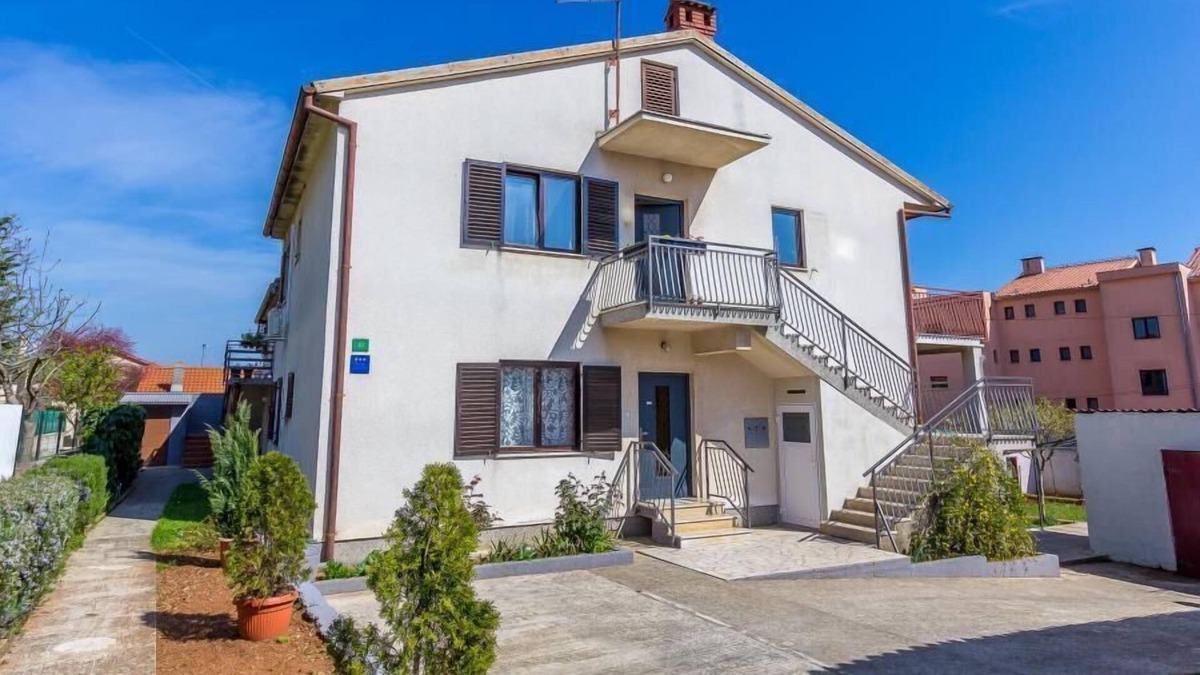 Gregovica Apartment | Elegant apartment with WiFi, air conditioning, parking and barbecue