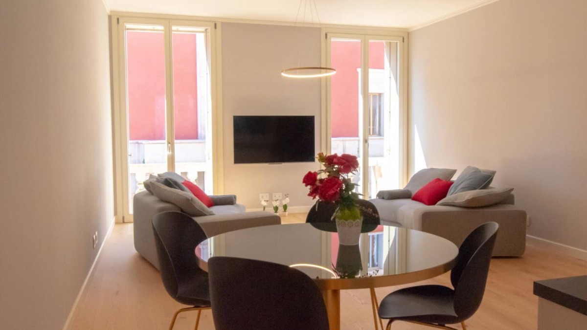 Vicenza Apartment | Elegant apt of 130 sqm located on the second floor of a building without a lift (stairs), can accommodate up to 4 people.The accommodation is located in the historic center of Vicenza (Restricted Traffic Area), a few steps from the Palladian Basilica and