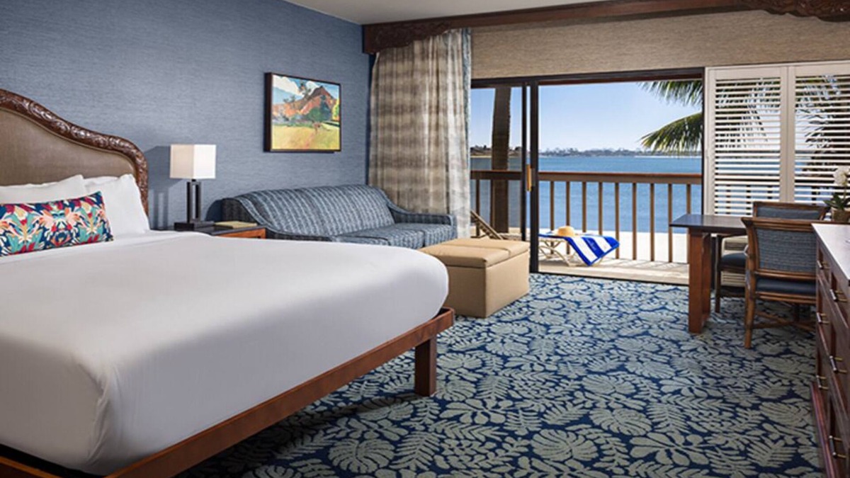 Crown Point Hotel | Elegant Bayfront King Suite | Scenic Views at Catamaran