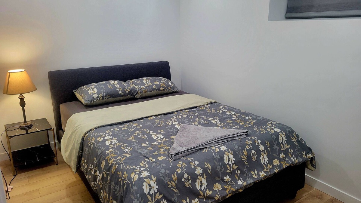 Winnipeg House | Elegant bedroom inn Winnipeg