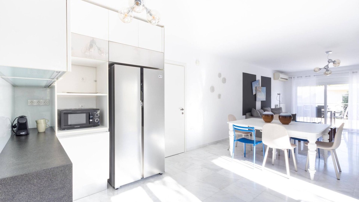 Alimos Apartment | Elegant Coastal Haven: Fully Renovated 3-Bedroom Apartment