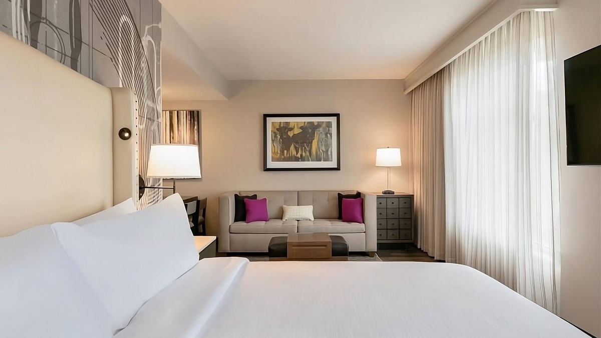 Berkeley Heights Hotel | Elegant Comforts in Berkeley Heights! Free Breakfast, Indoor Pool, Pets Allowed!