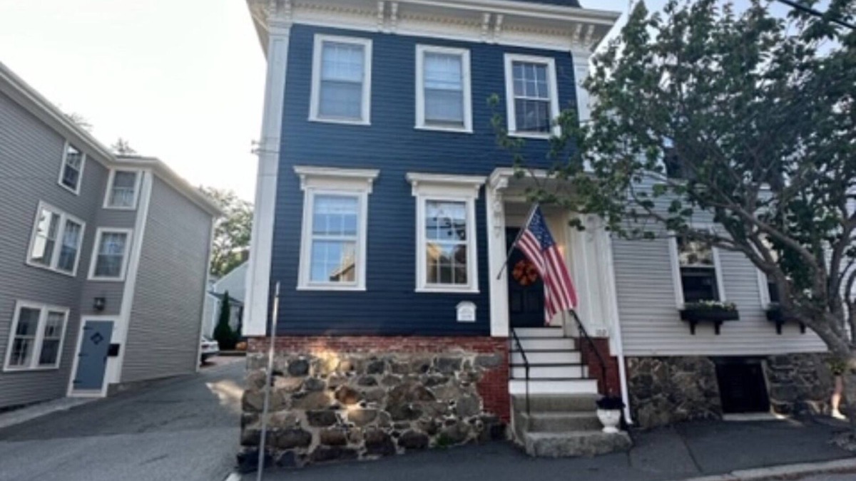 Marblehead Condo | Elegant condo in Marblehead's Historic district, steps to the harbor.