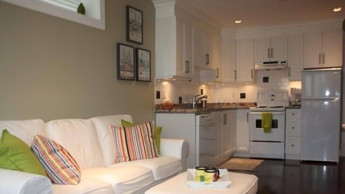 Riley Park-Little Mountain House | Elegant Cottage Style Suite in Upscale Home in heart of Cambie Village