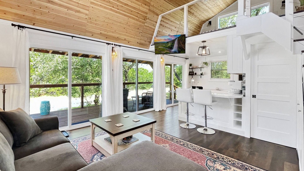 Canyon Lake Cabin | Elegant Country Cabin in Canyon Lake! Only 5 minutes from the lake and river!