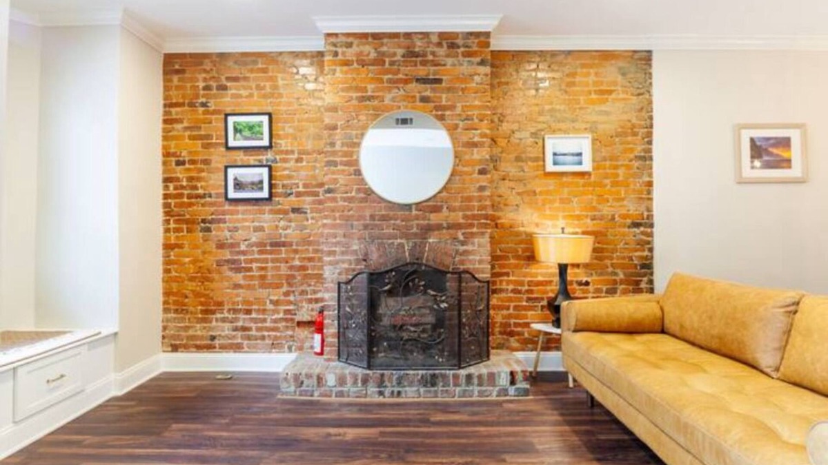H Street Corridor House | Elegant & Cozy ~ 5 star Location ~ Workspace ~ Backyard
