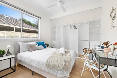 Botany House | Elegant Double Room at Botany - Mins to Airport - Shared Bathroom