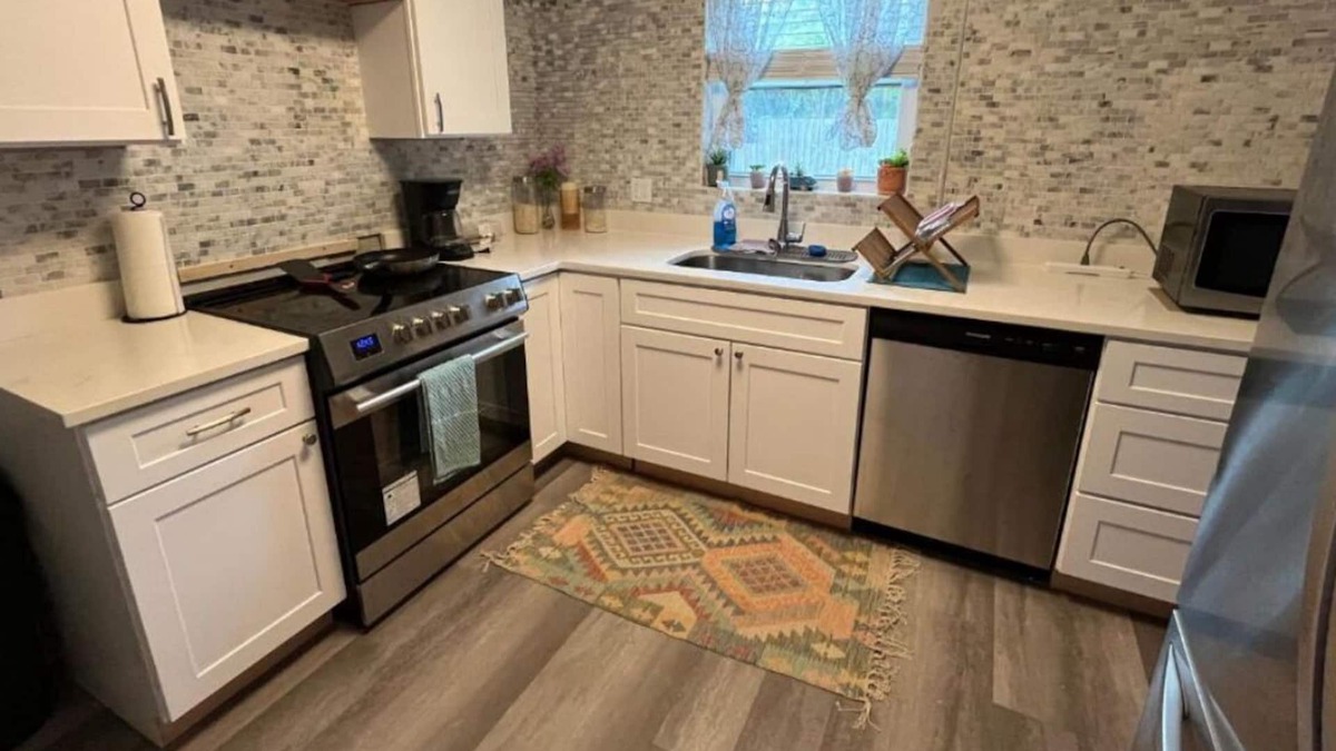 Jacksonville House | Elegant Escape Room with Shared Bathroom in 3 bedroom house.