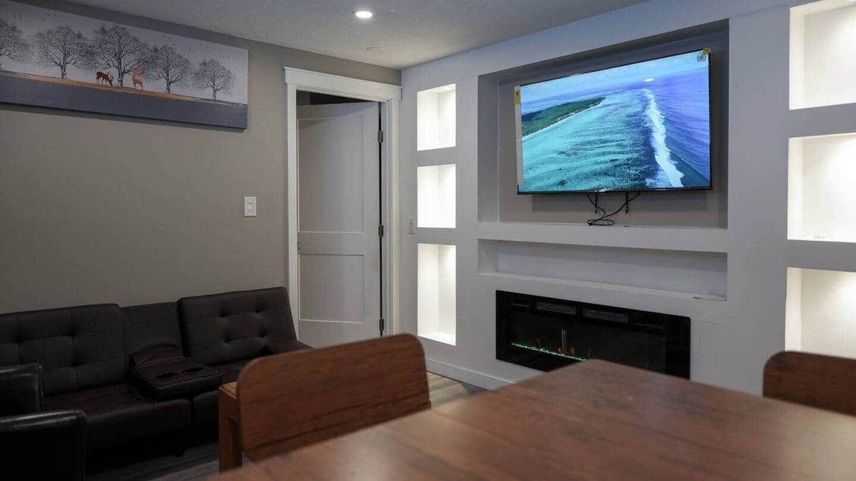 Regina House | Elegant Family Suite by Stadium, Airport, Shopping