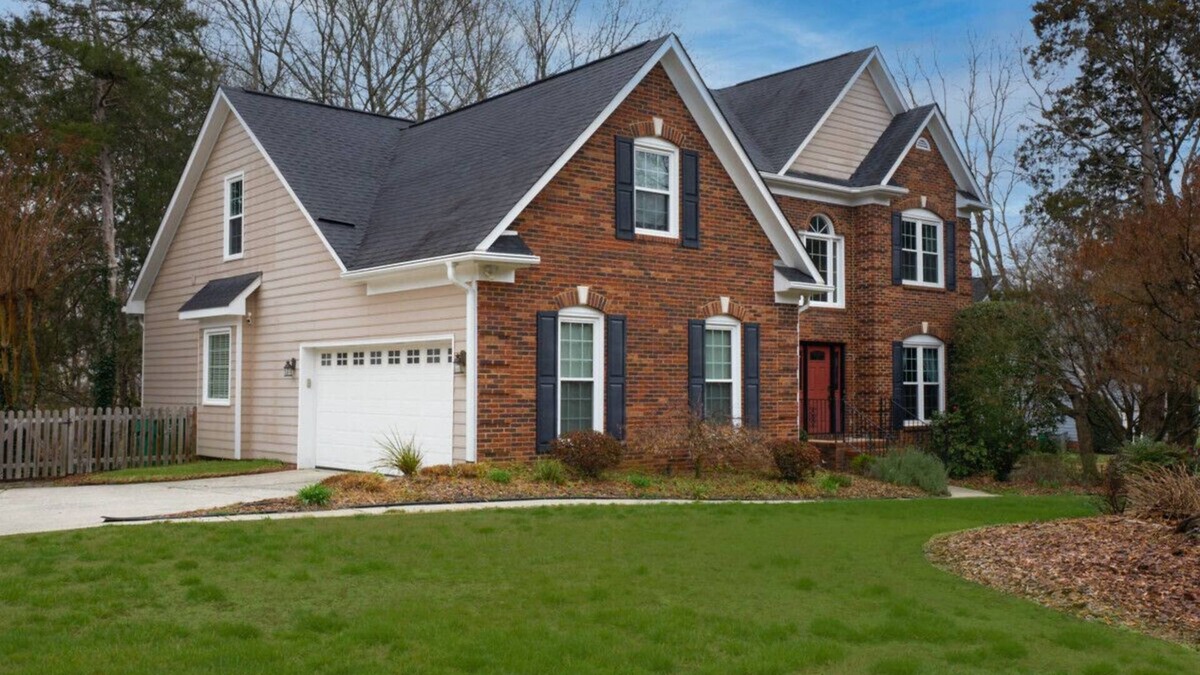 Charlotte House | Elegant Garden Escape |6BR w/Backyard-Fire Pit-BBQ