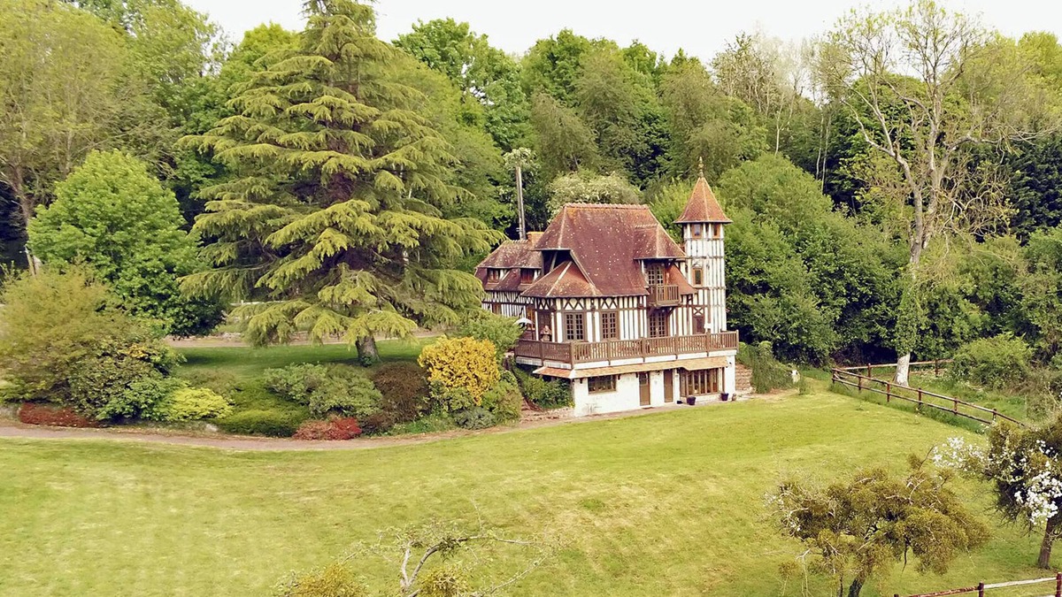 Bonneville-la-Louvet House | Elegant half-timbered manor with its SPA area, its English PUB and its Pianos