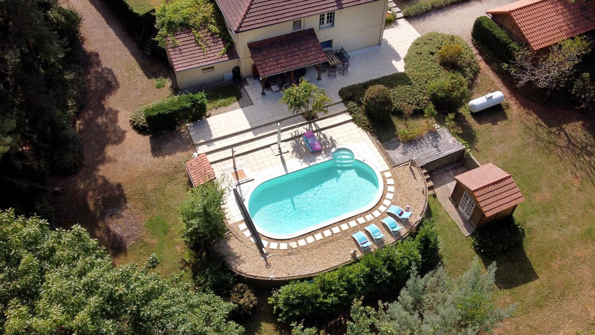 Sainte-Alvere Villa | Elegant Holiday Home in Truffle Village with Heated Pool, Zipline + Trampoline.