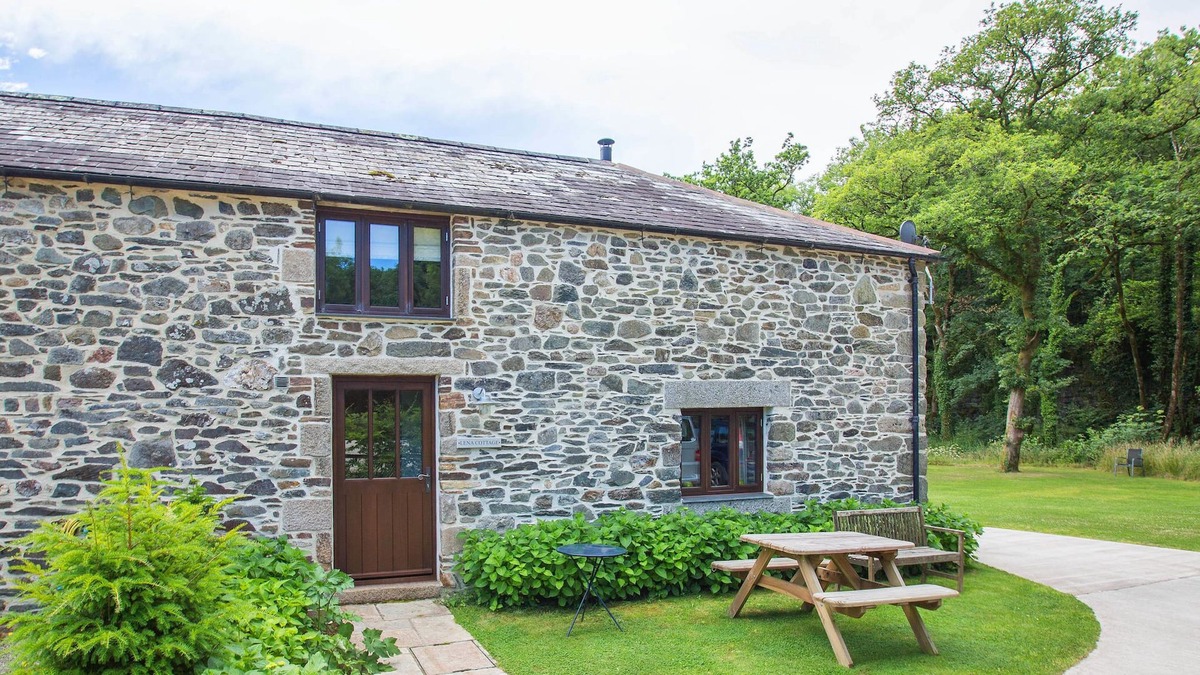 Tavistock House | Elegant Holiday Home in Tavistock with Garden, Barbecue, Fireplace