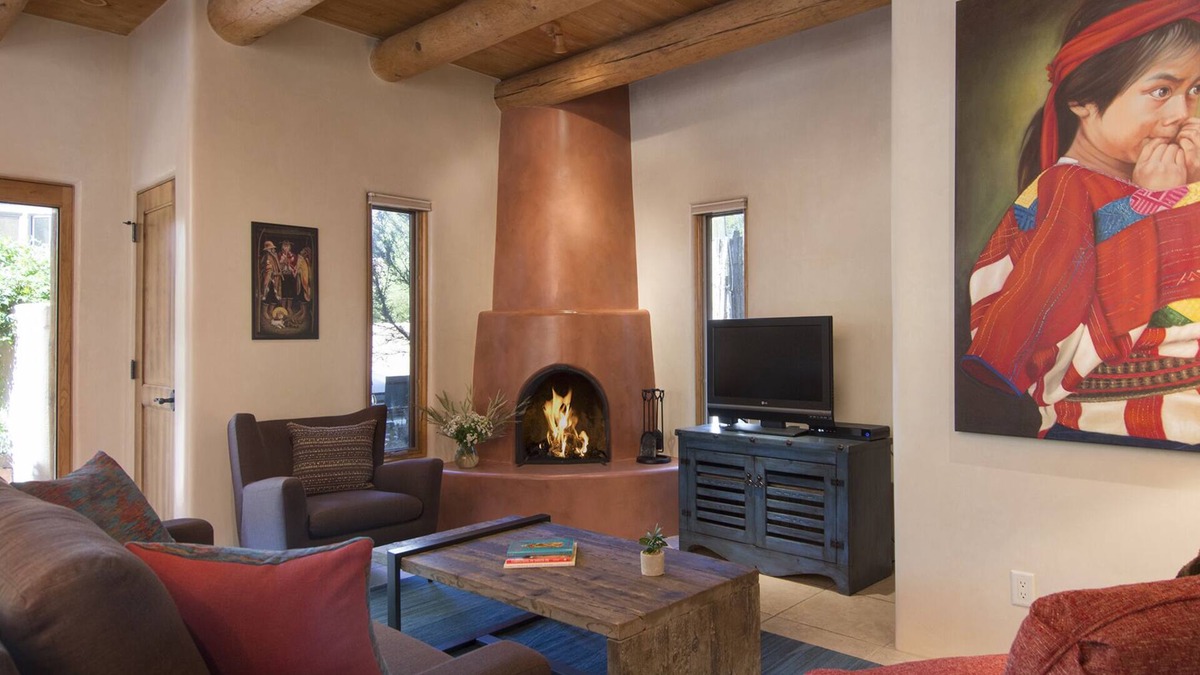 Northeast Santa Fe House | Elegant Home~ Easy walk to Plaza~ 2 king beds~2 full baths~